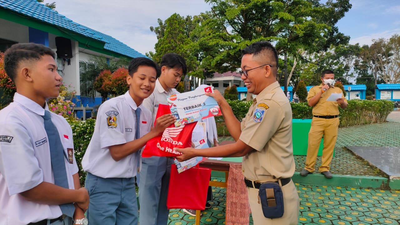 Pembagian hadiah lomba Honda School station