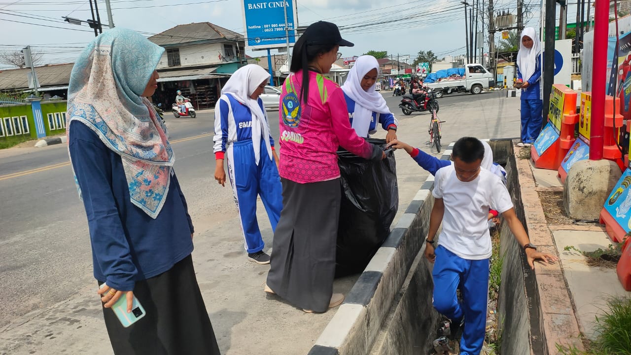 kerja bakti d luar lingkungan Sekolah