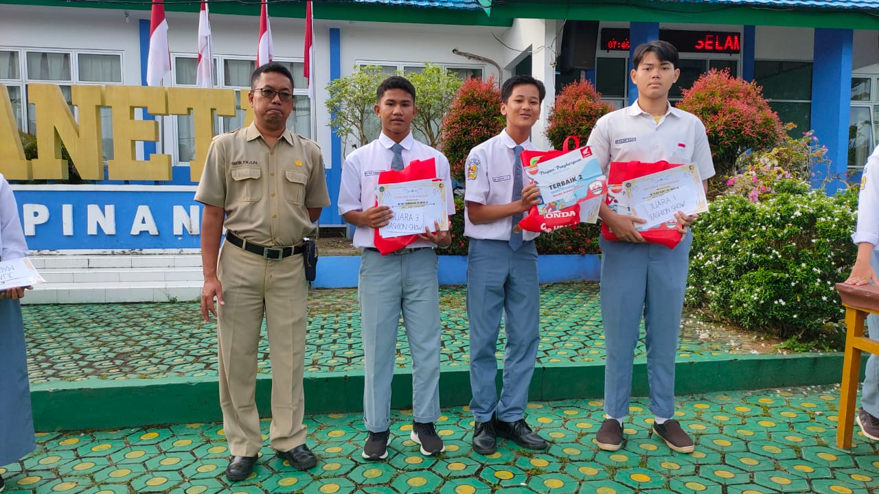 Pembagian hadiah lomba Honda School station