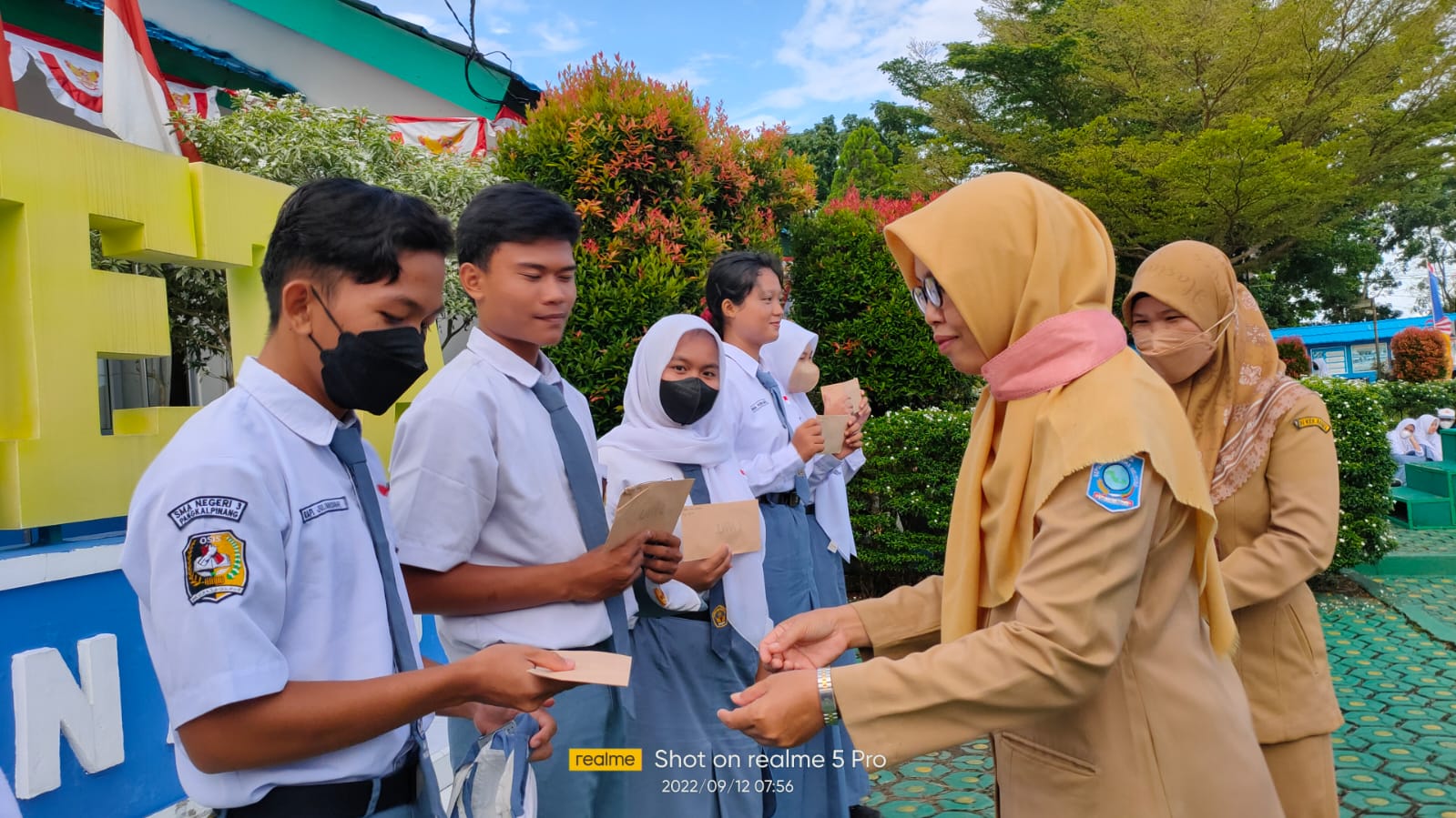 Pembagian hadiah HUT SMANETA lomba Internal