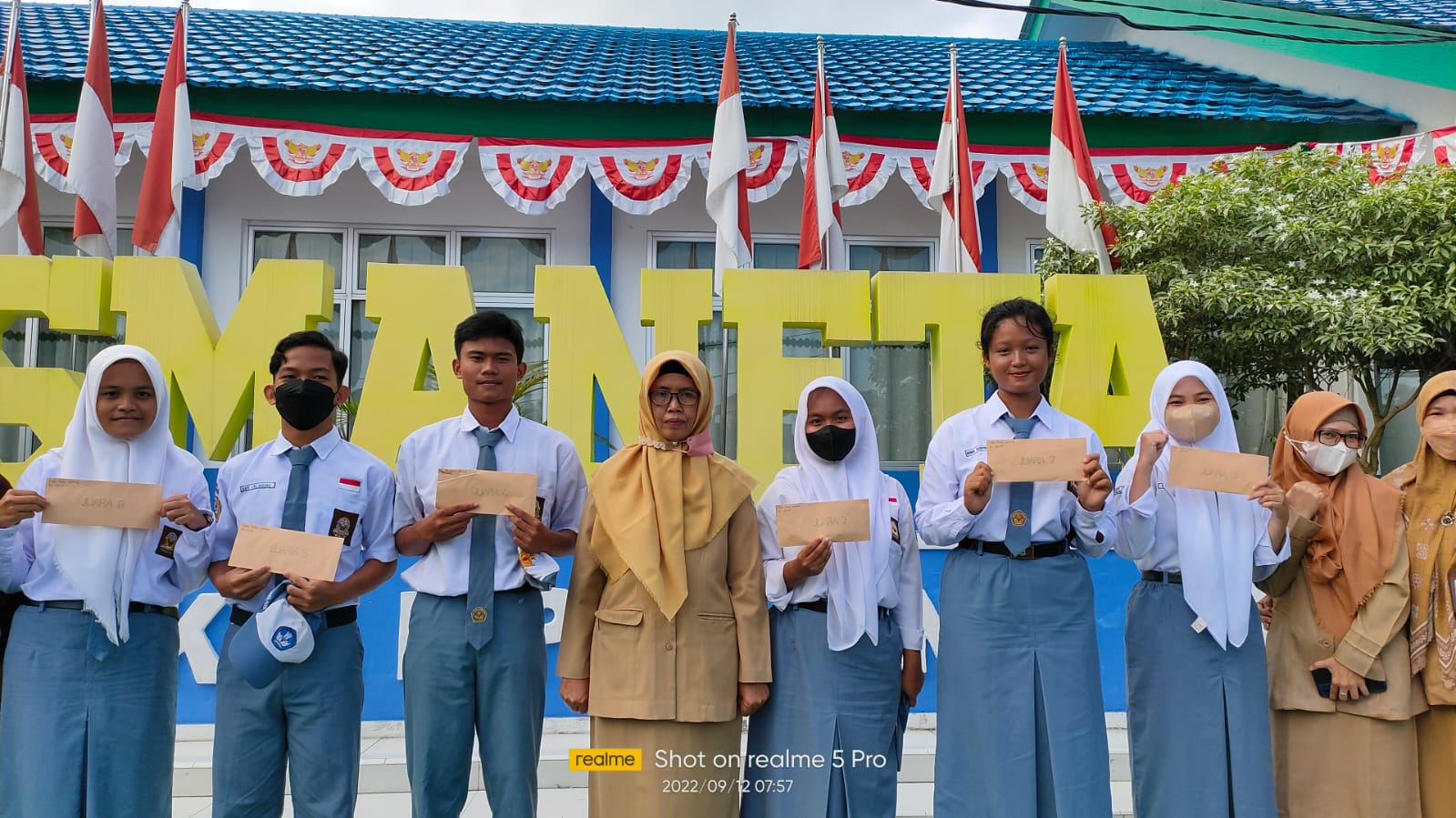 Pembagian hadiah HUT SMANETA lomba Internal